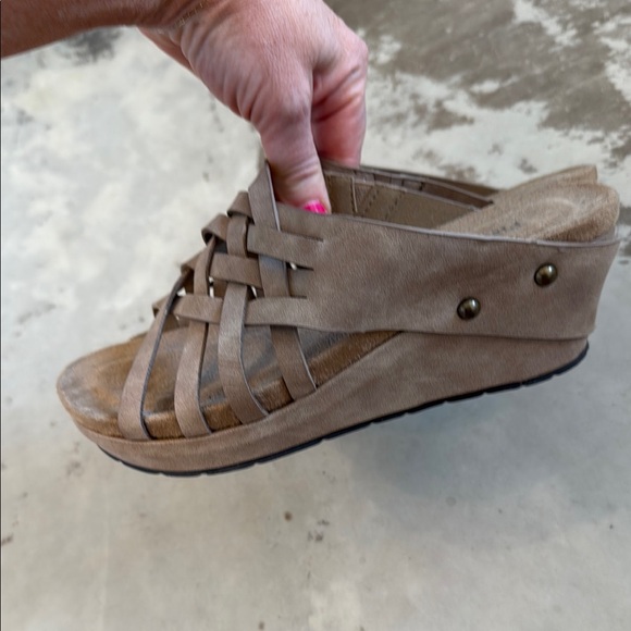 Pierre Dumas Tan Wedge Shoes with Strappy Design - Picture 4 of 5